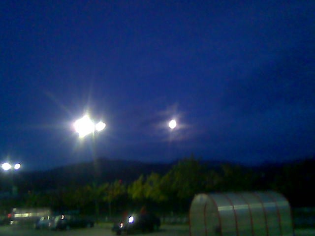 Puna luna na desni. Levo je luč.