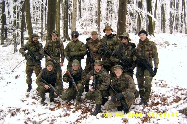 Pripadniki Tigrov skupinska pred odhodom v boj.