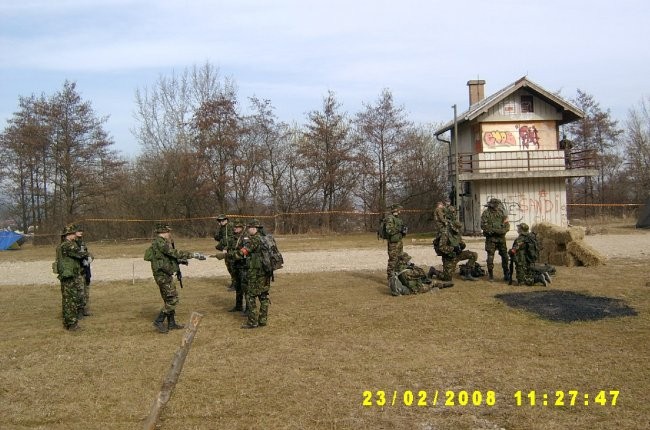 Posnetek pred debrifingom. V ozadju kontrolni stolp strelišča.