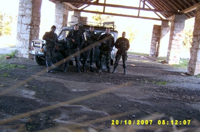Slika izvidniške patrulje, ki je prečesala Poček z poveljniki odelkov.