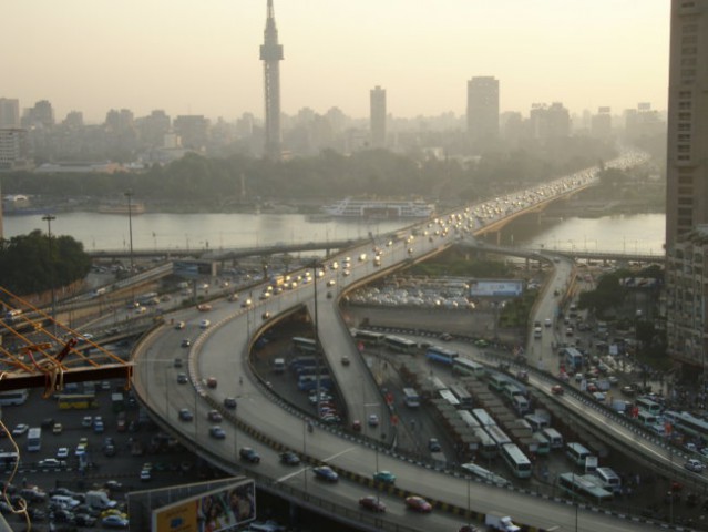 Cairo, kaotično mesto kjer je uspeh že brez prometne nesreče prečkati cesto.