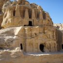 Jordanija- Petra izgubljeno mesto, uvrščeno med svetovna čudesa, saj je celo mesto narejen