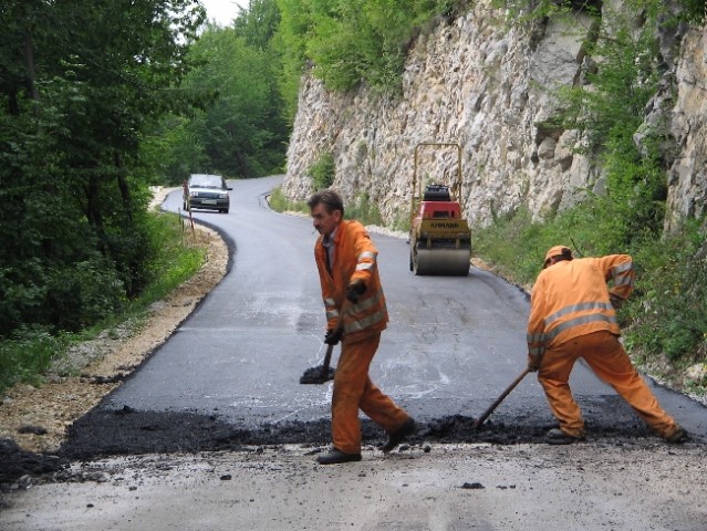 ASVALTIRANJE  CESTE PAKA PRI VELENJU - PAŠKI  - foto