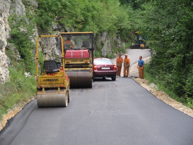 ASVALTIRANJE  CESTE PAKA PRI VELENJU - PAŠKI  - foto