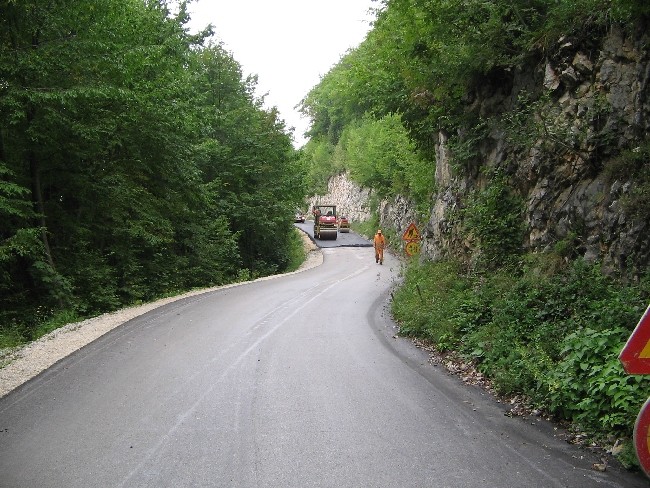 ASVALTIRANJE  CESTE PAKA PRI VELENJU - PAŠKI  - foto povečava