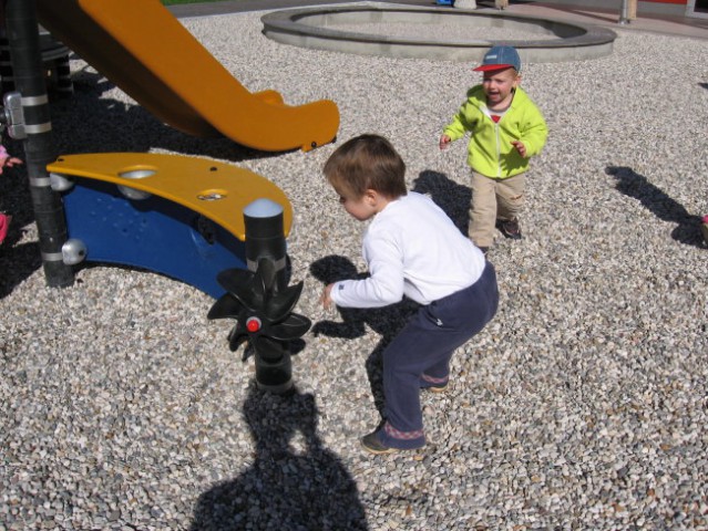 Na igralih pri državnem vrtcu (19. 9. 2007) - foto