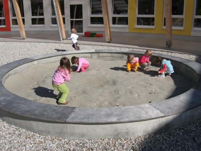 Na igralih pri državnem vrtcu (19. 9. 2007) - foto