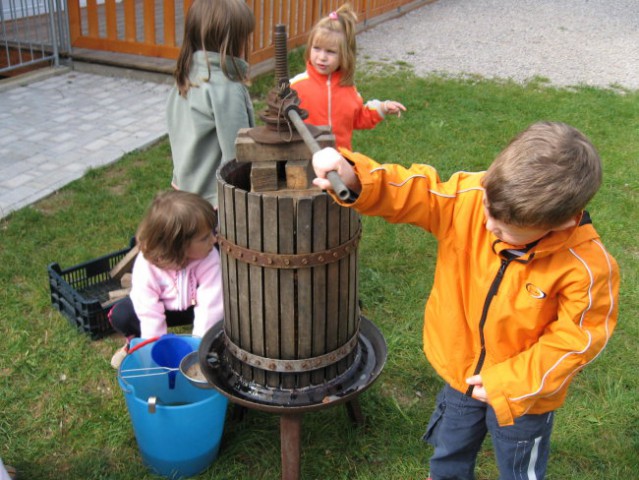 Stiskanje jabolčnega soka (25. 9. 2007) - foto