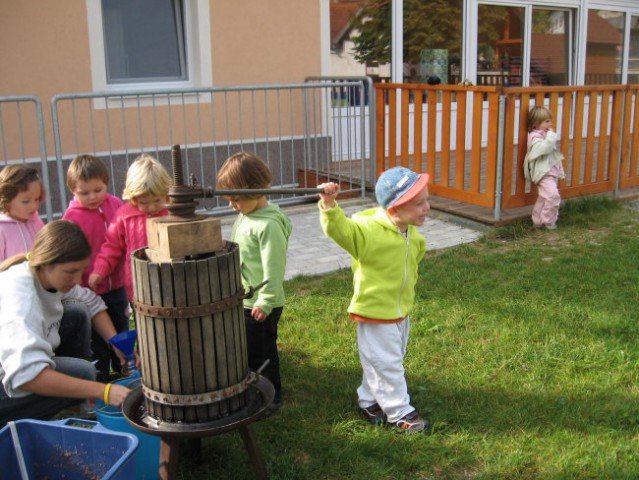 Stiskanje jabolčnega soka (25. 9. 2007) - foto