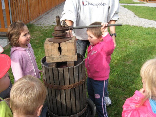 Stiskanje jabolčnega soka (25. 9. 2007) - foto