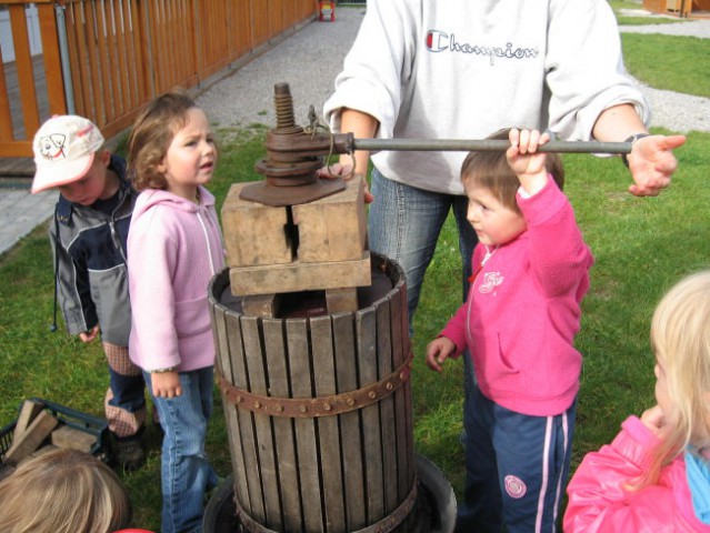 Stiskanje jabolčnega soka (25. 9. 2007) - foto