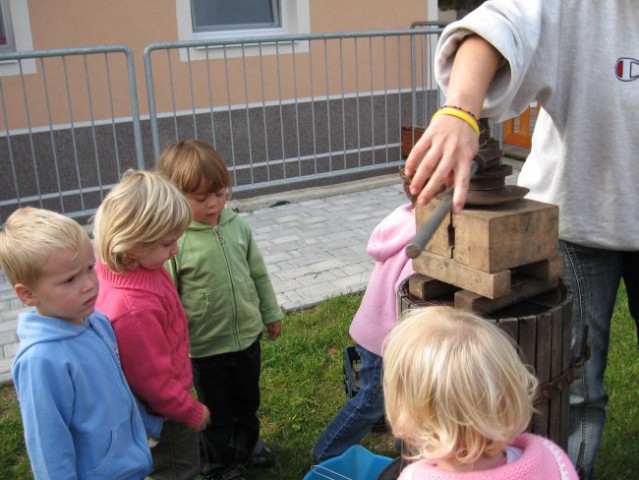 Stiskanje jabolčnega soka (25. 9. 2007) - foto