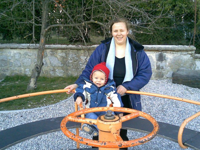 Glej me sem z mami na vrtiljaku