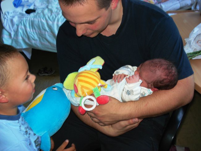 Ljubezen na prvi pogled in izmenjava daril: delfinček za Benjamina in čebelica za Katjo. 