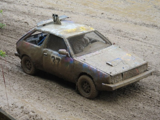 Knez Metod v svojem Subaruju Turismo