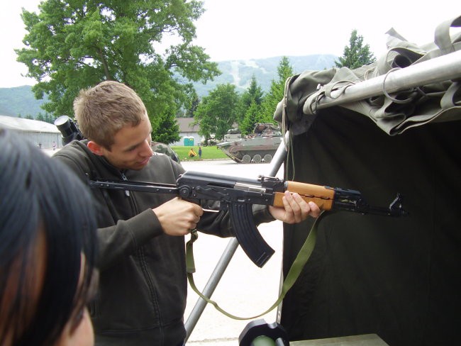 Ponos vseh vojska po svetu!!!
Še posebej Kragujevška inačica M70 AB2, perfect weapon. 
 